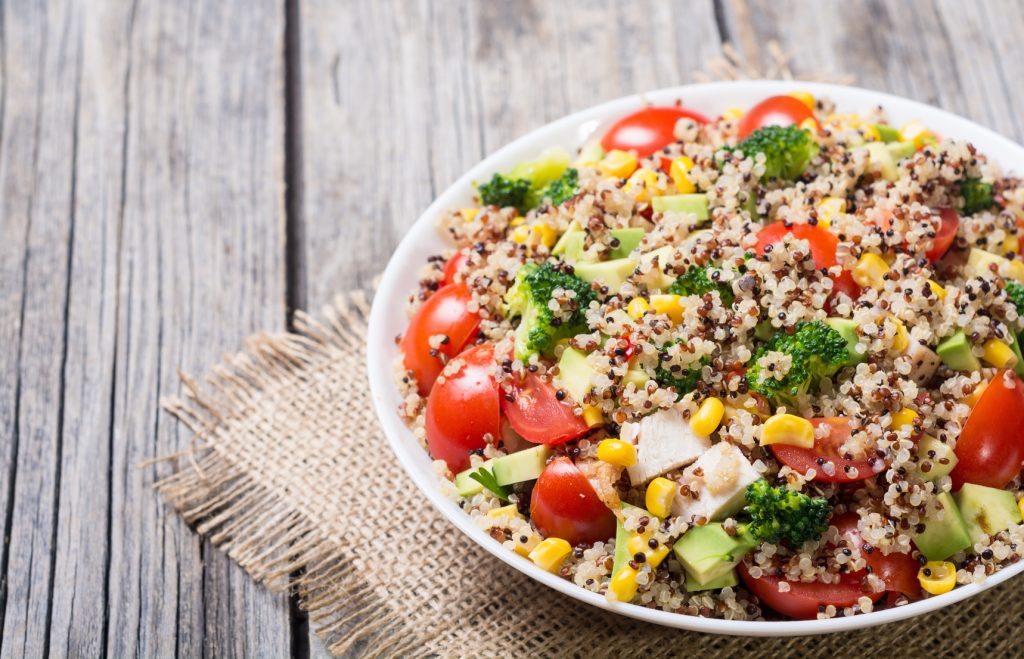 Ensalada multicolor de tomates, kale, quinoa