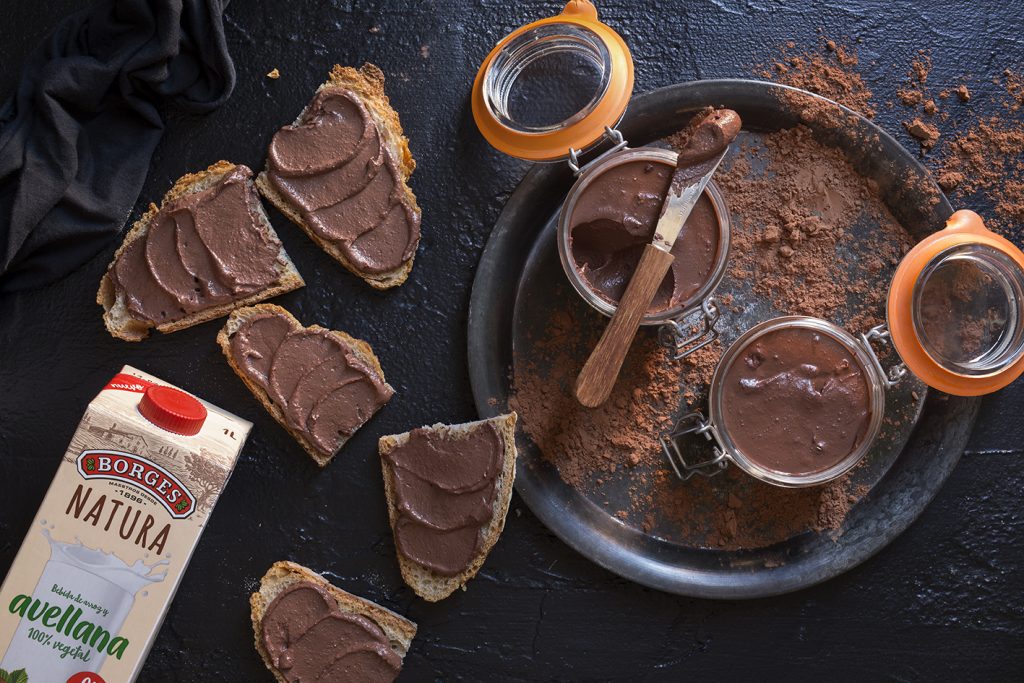 Trozos de pan untados con crema de chocolate