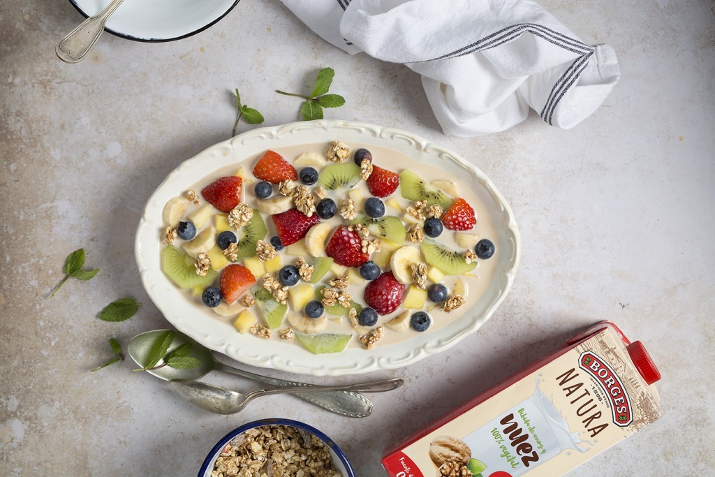 Ensalada de frutas aderezada con bebida de nuez