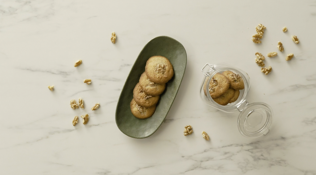 Galletas de nueces servidas en una pequeña bandeja