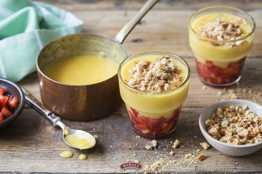 BORGES - Crema de naranja con aliño de fresas y migas de carquiñoli