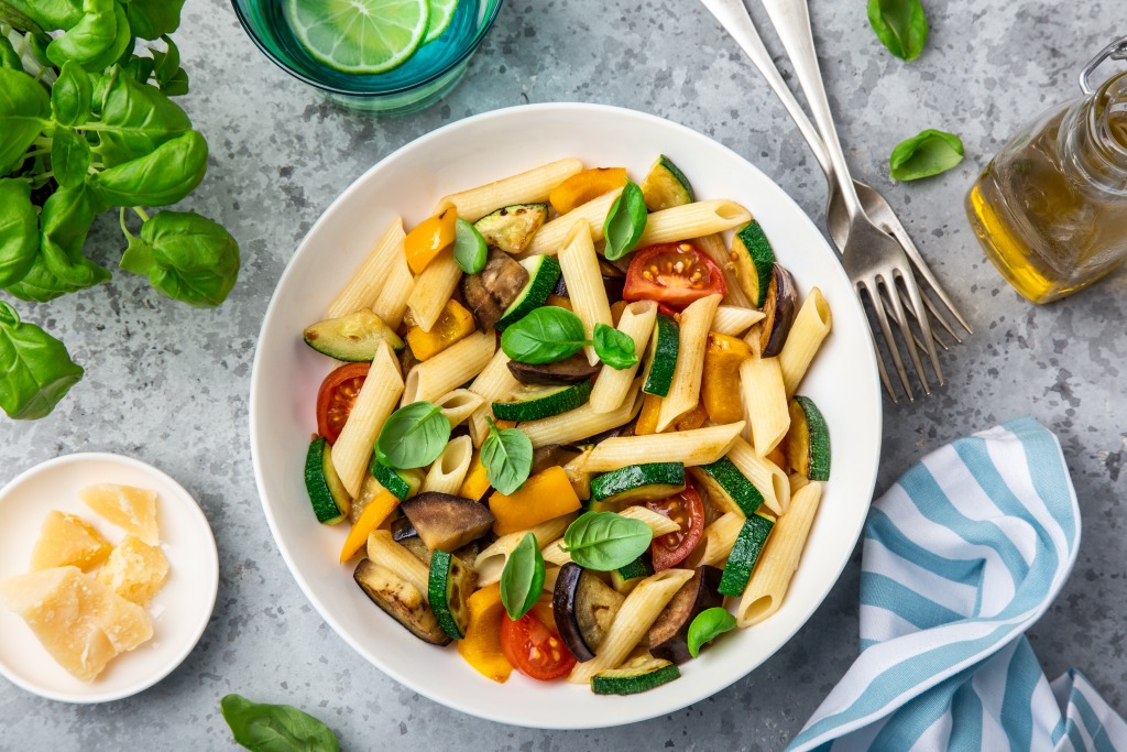 Macaroni with zucchini, tomato and basil, the best time to eat pasta is up to you