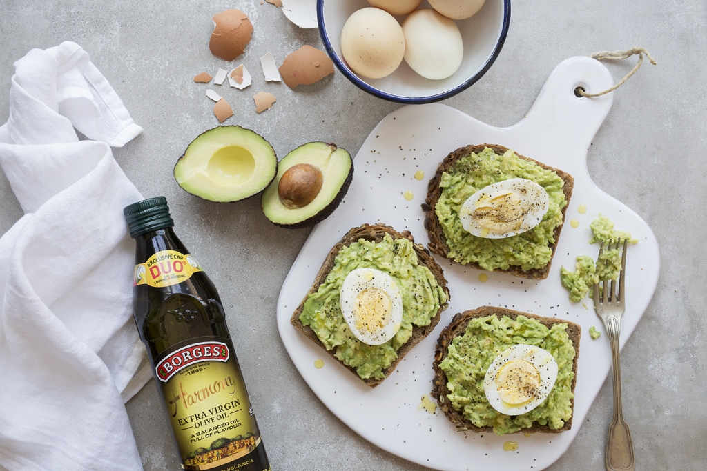 Toastadas con aguacate y huevo, una receta fácil para brunh