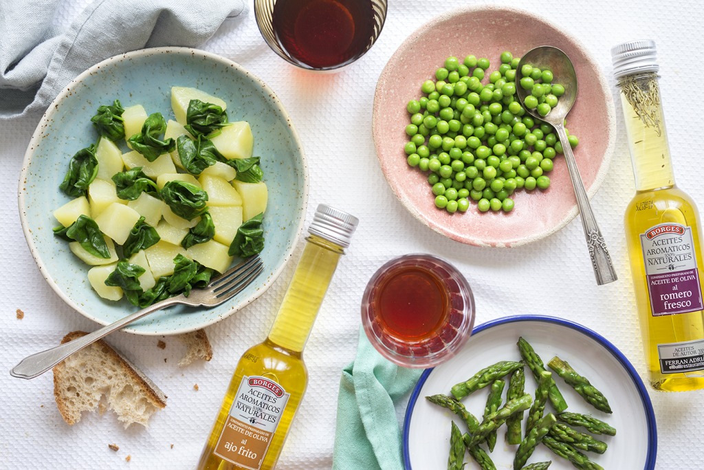 Plate of peas, spinach with potatoes and green asparagus with dressings of Borges