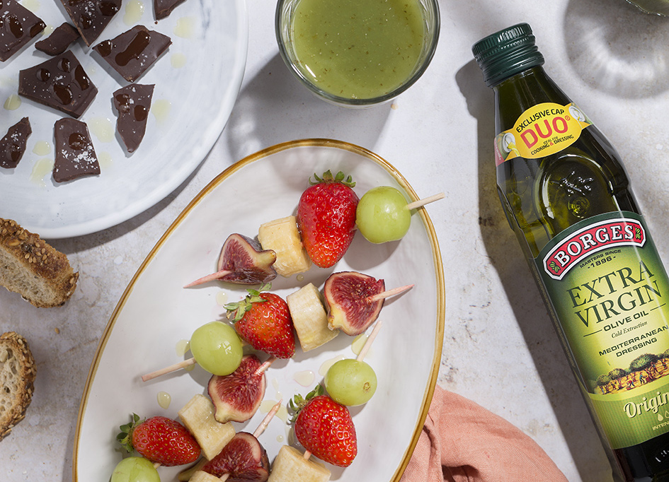 Skewers of fruit with ham, one of the wonderful combinations with oliveoil