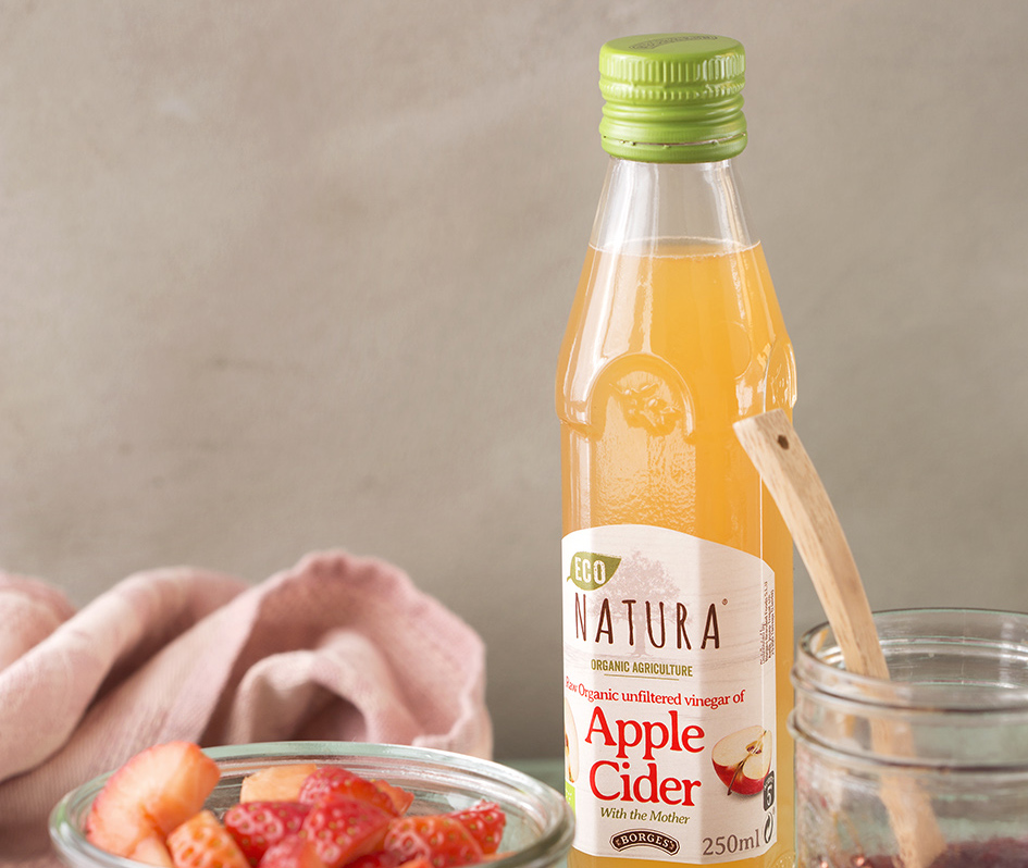 Vinagre de sidra de manzana Borges junto con fresas
