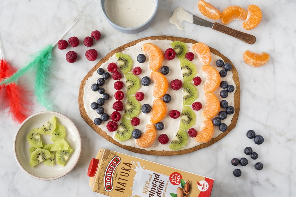 Pastel de pascua fácil y ligero decorado con fruta
