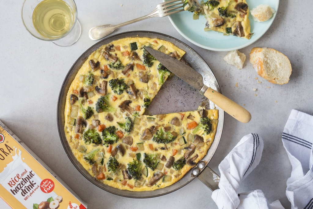 Frittata vegetal servida en una bandeja redonda