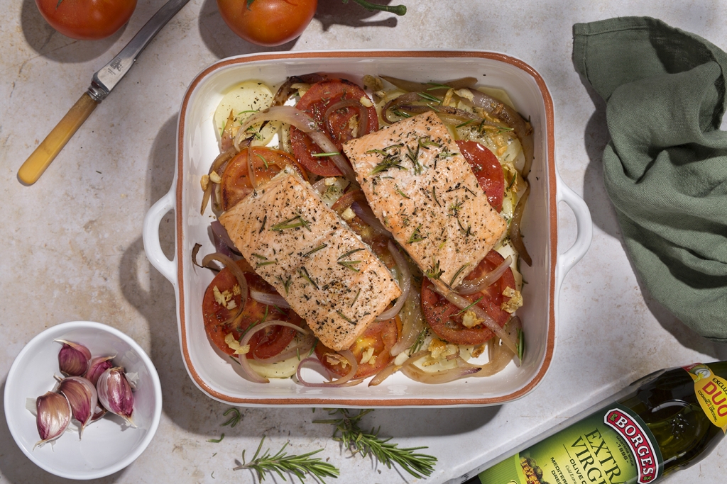 Salmón al horno con verduras servido en una fuente