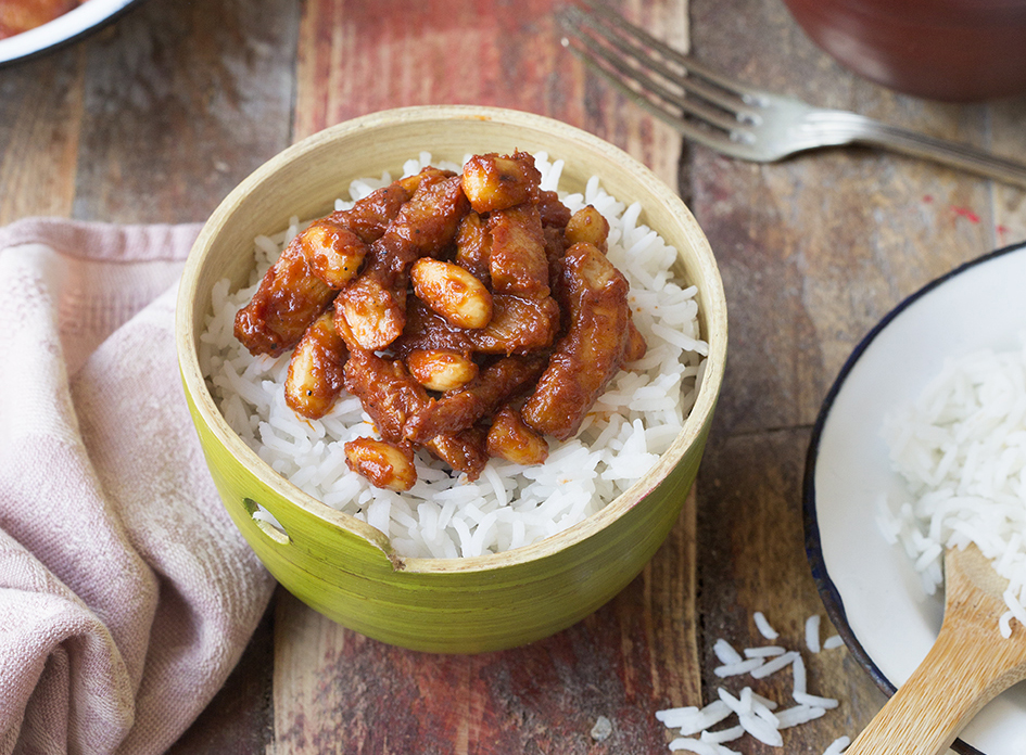 Receta de pollo con almendras servido en un bol sobre base de arroz blanco