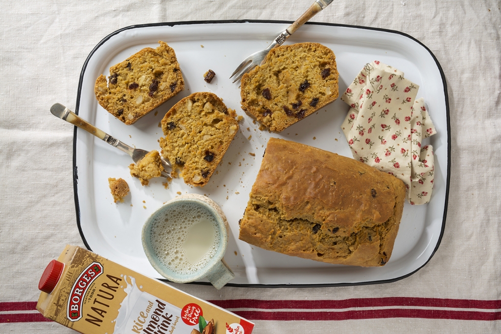 Pastel de zanahoria vegano cortado y servido en una fuente de horno