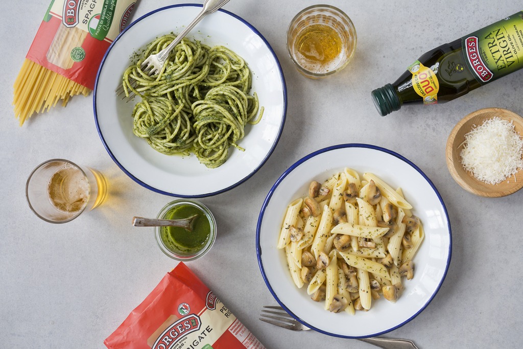 Spaguetis and pennes with sauces for pasta