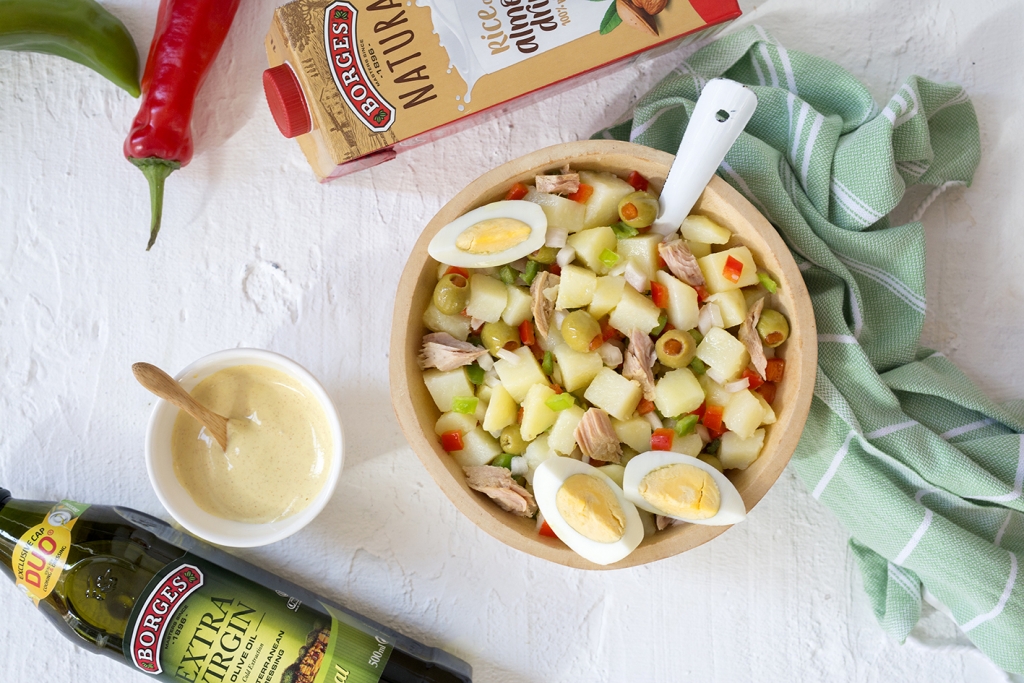 Ensalada de patata con huevo, atún, aceitunas y deliciosa salsa