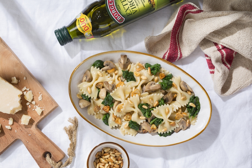 Receta de farfalle con espinacas y setas