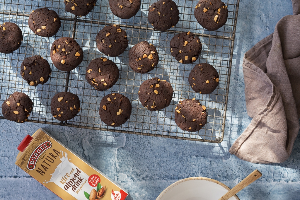 Galletas de chocolate y almendras para niños sobre una bandeja de horno