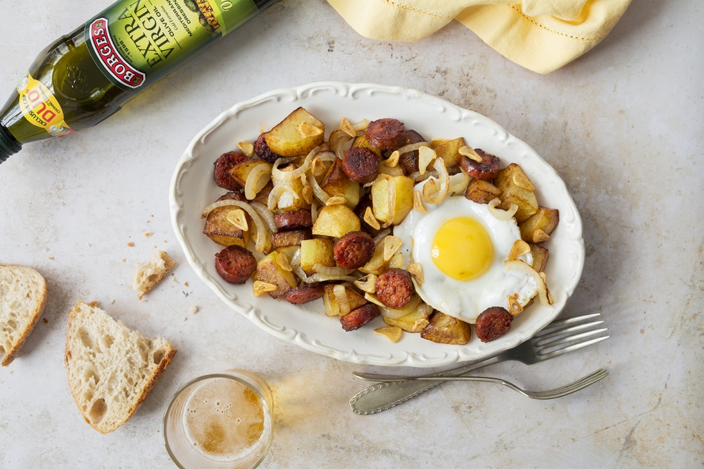 Receta de revuelto de patatas y chorizo con aceite de oliva virgen extra Borges