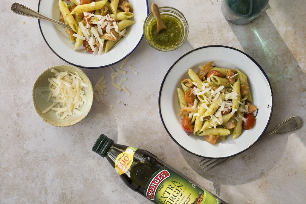 Plato de pasta saludable servido con un poco de aceite de oliva