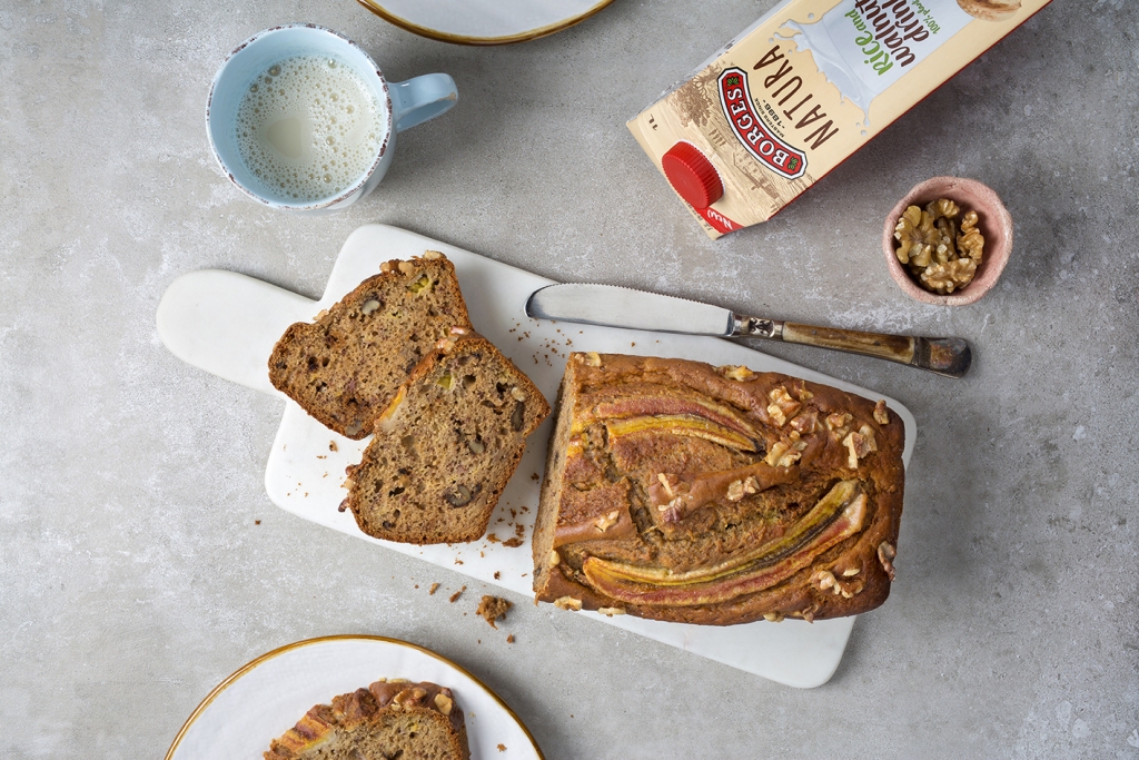 Pan de plátano y nueces servido sobre una tabla de cortar