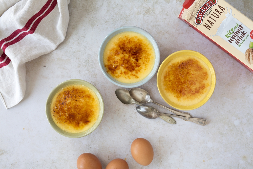 Crema catalana sin lactosa servida en cuencos individuales