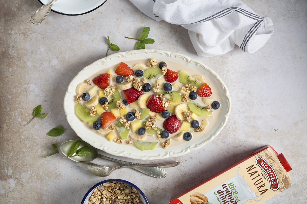 Fruit salad with walnut drink