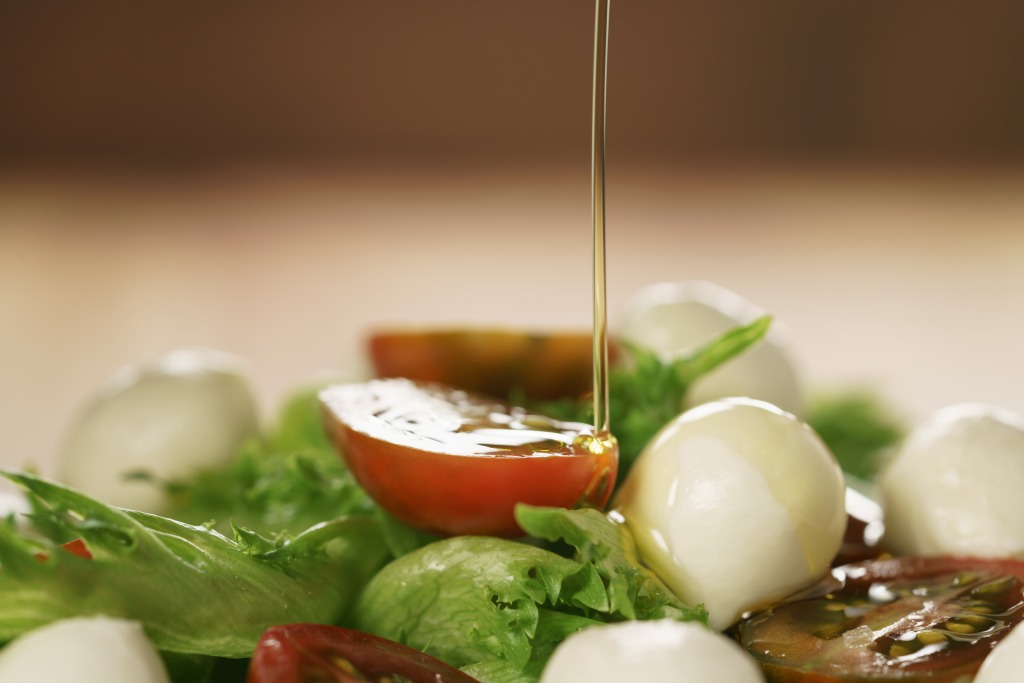 Chorro de aceite de oliva virgen extra Borges cayendo sobre una ensalada