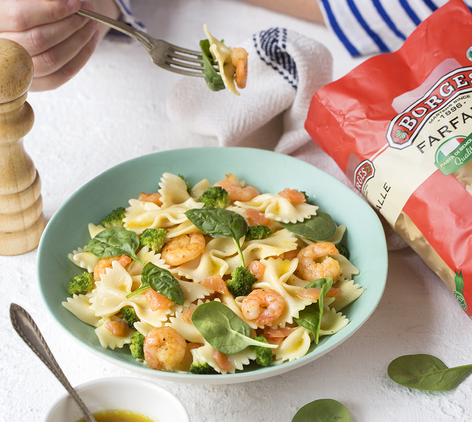 Ensalada de pasta gourmet colorida y muy fresca