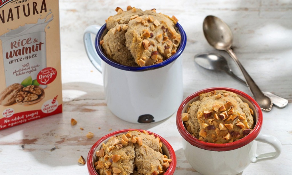 Mugs with cake and nuts topping