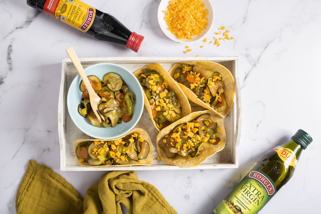 Vegetable fajitas recipe served in a tray with Borges olive oil and balsamic vinegar