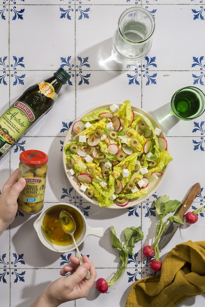 Salad with goat cheese and walnuts