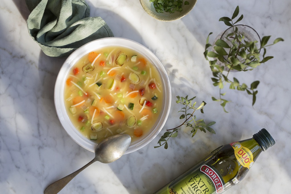 Sopa de verduras fácil con fideos servida en un plato hondo