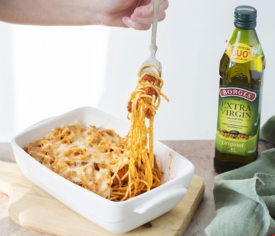 Spaghetti with chorizo served in an oven tray with Borges olive oil