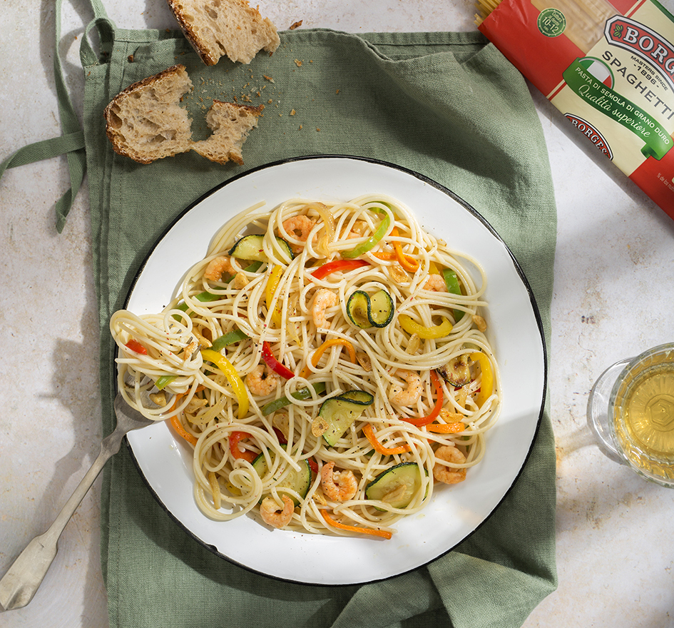 Colourful spaghetti with prawns and vegetables recipe