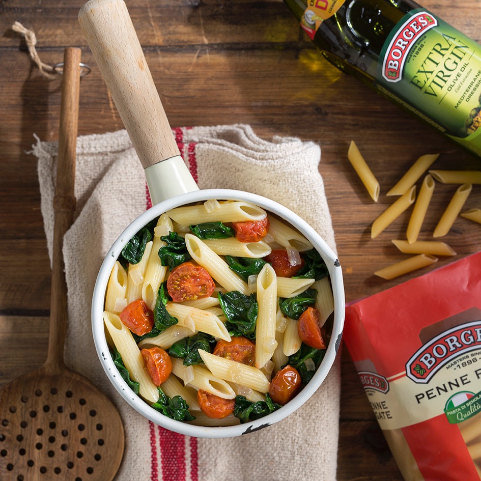 Pasta con tomate y espinacas