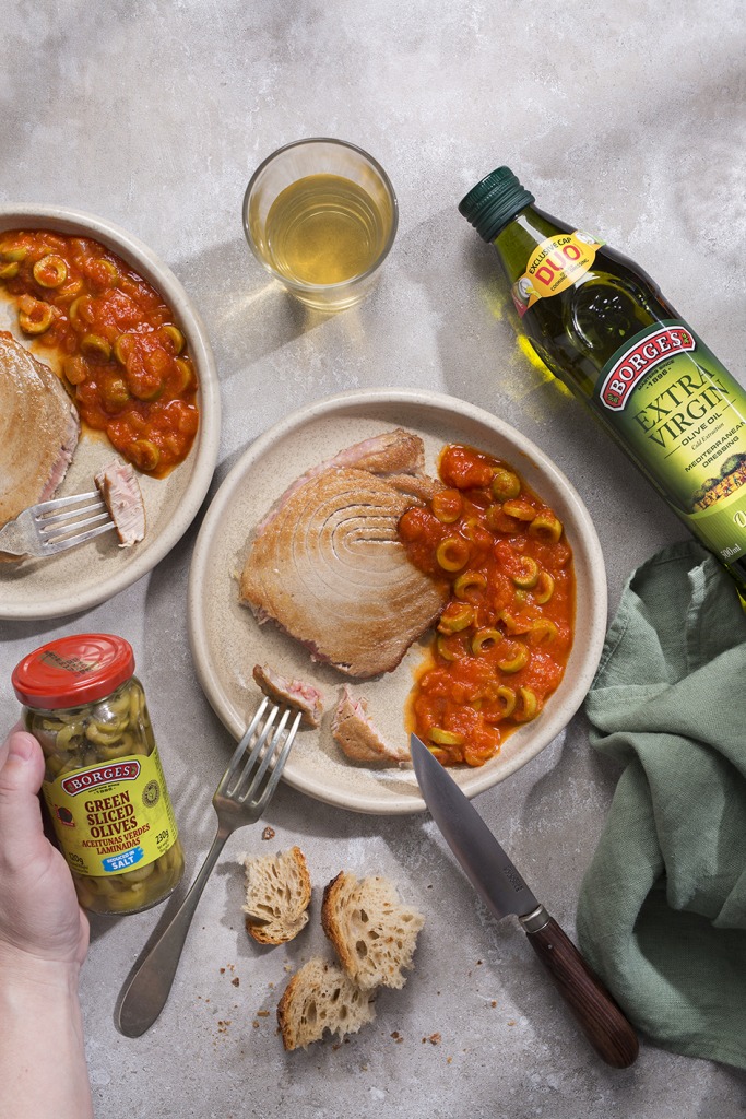 Tuna with olives and parsley