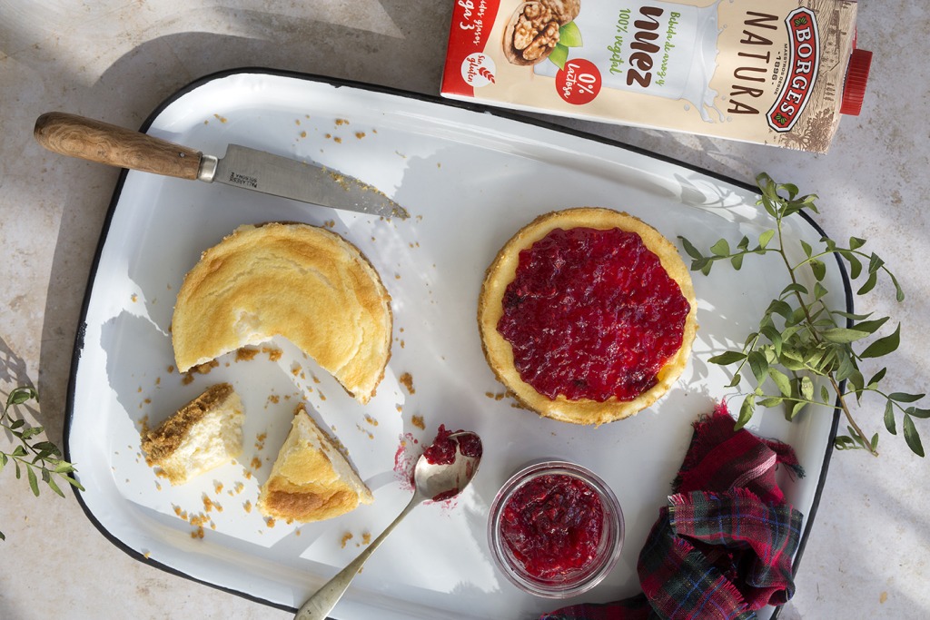 Cheesecake with strawberry jam