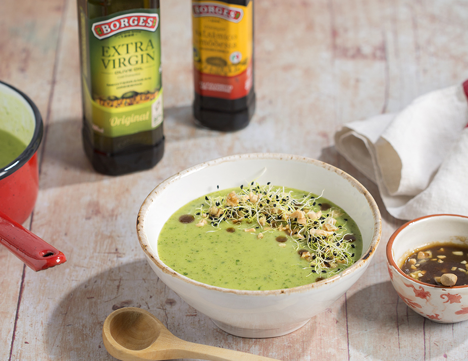 Crema de verduras con nueces troceadas servida en un bol