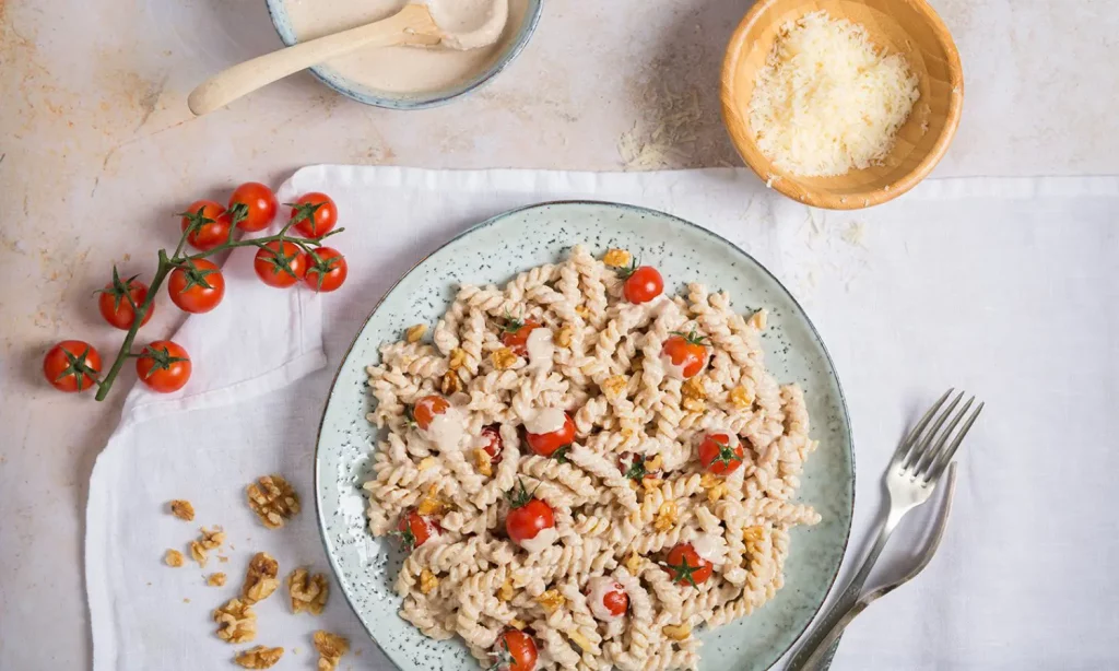 Ensalada de pasta fusilli con tomates cherry y salsa de nueces