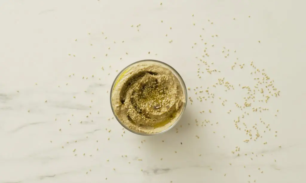 Hummus de lentejas servido en un recipiente de cristal