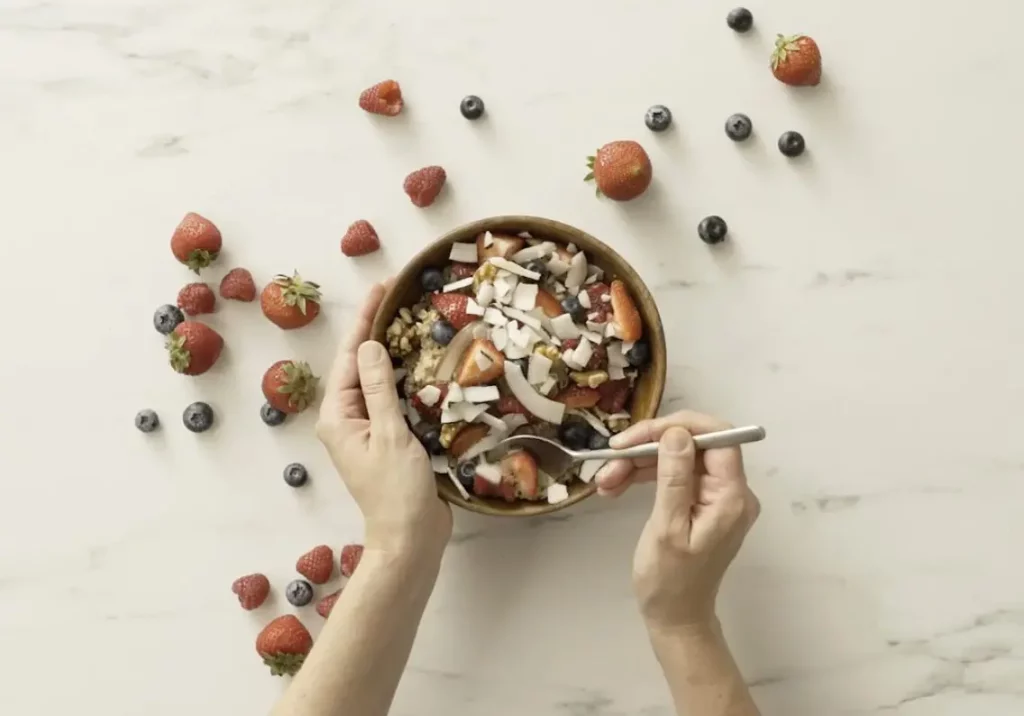 Gachas o porridge de avena con frutos rojos