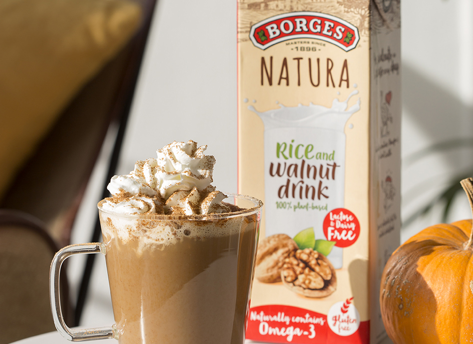 Taza de pumpkin spice latte o café con bebida vegetal y calabaza