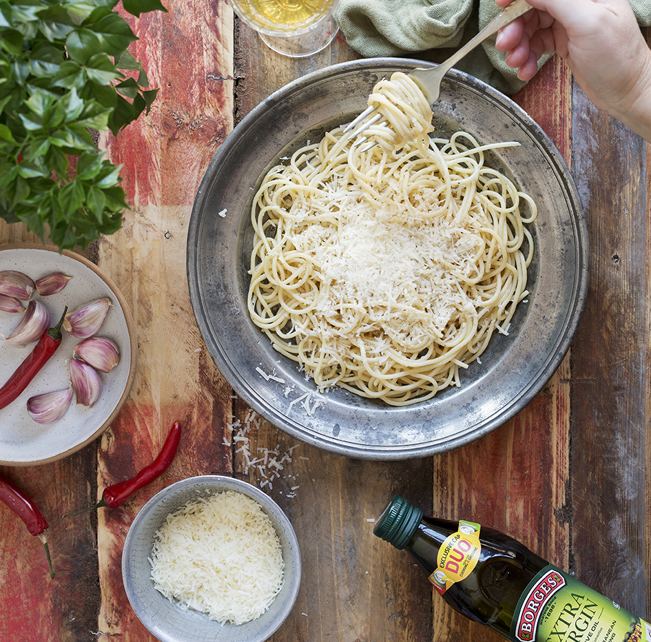Spaghetti with parmesan and oil, an easy pasta recipe