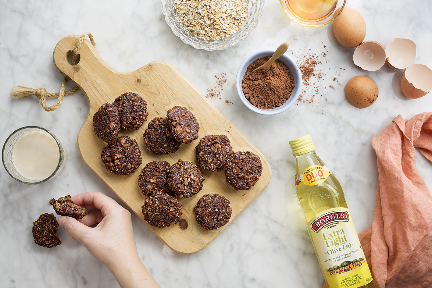 Cookies de chocolate en una tabla de madera