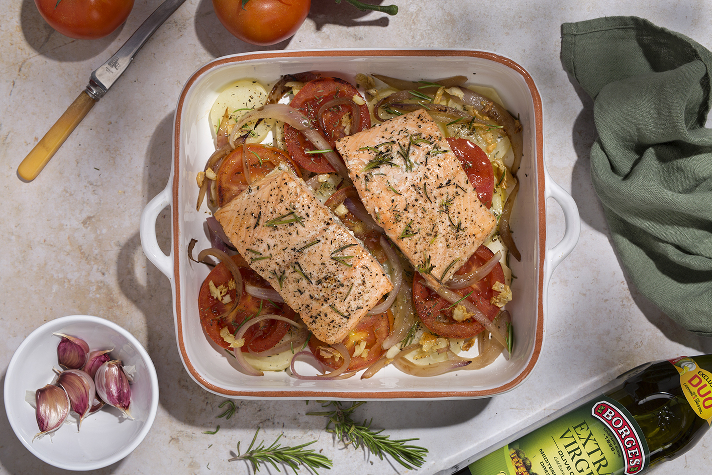 Salmón al horno con verduras servido en una fuente