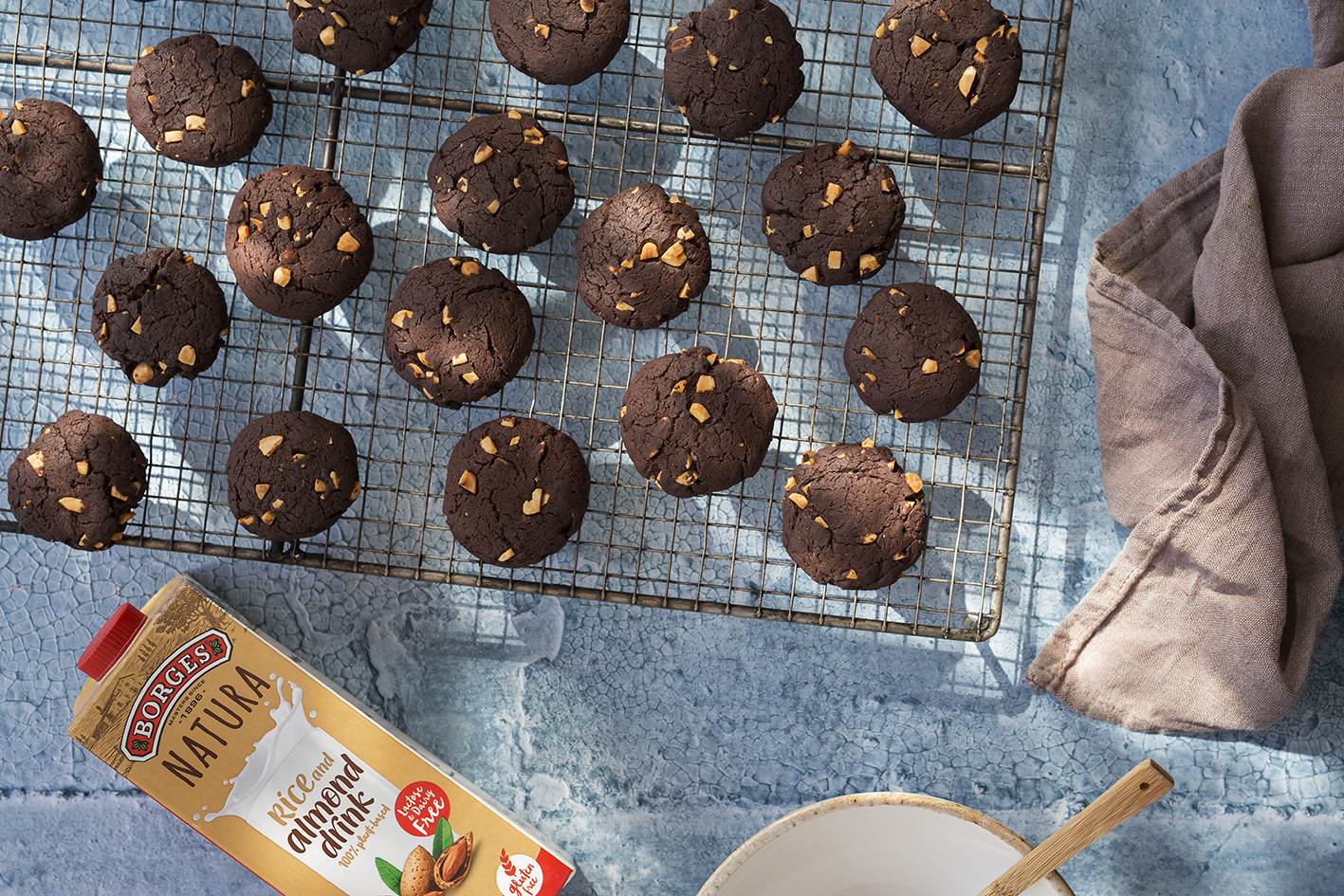 Galletas de chocolate y almendras para niños sobre una bandeja de horno