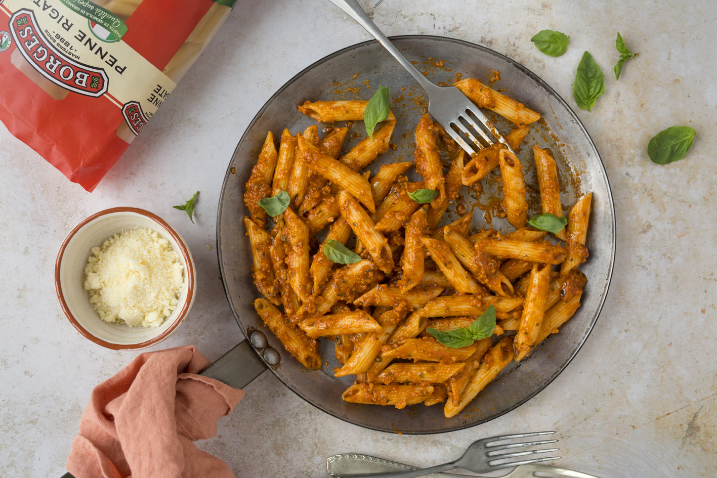 Pasta with tomato and cashew nuts