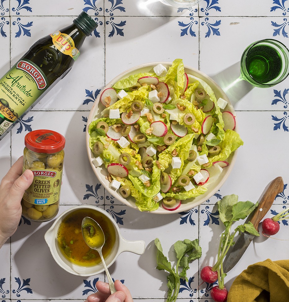 Salad with goat cheese and walnuts