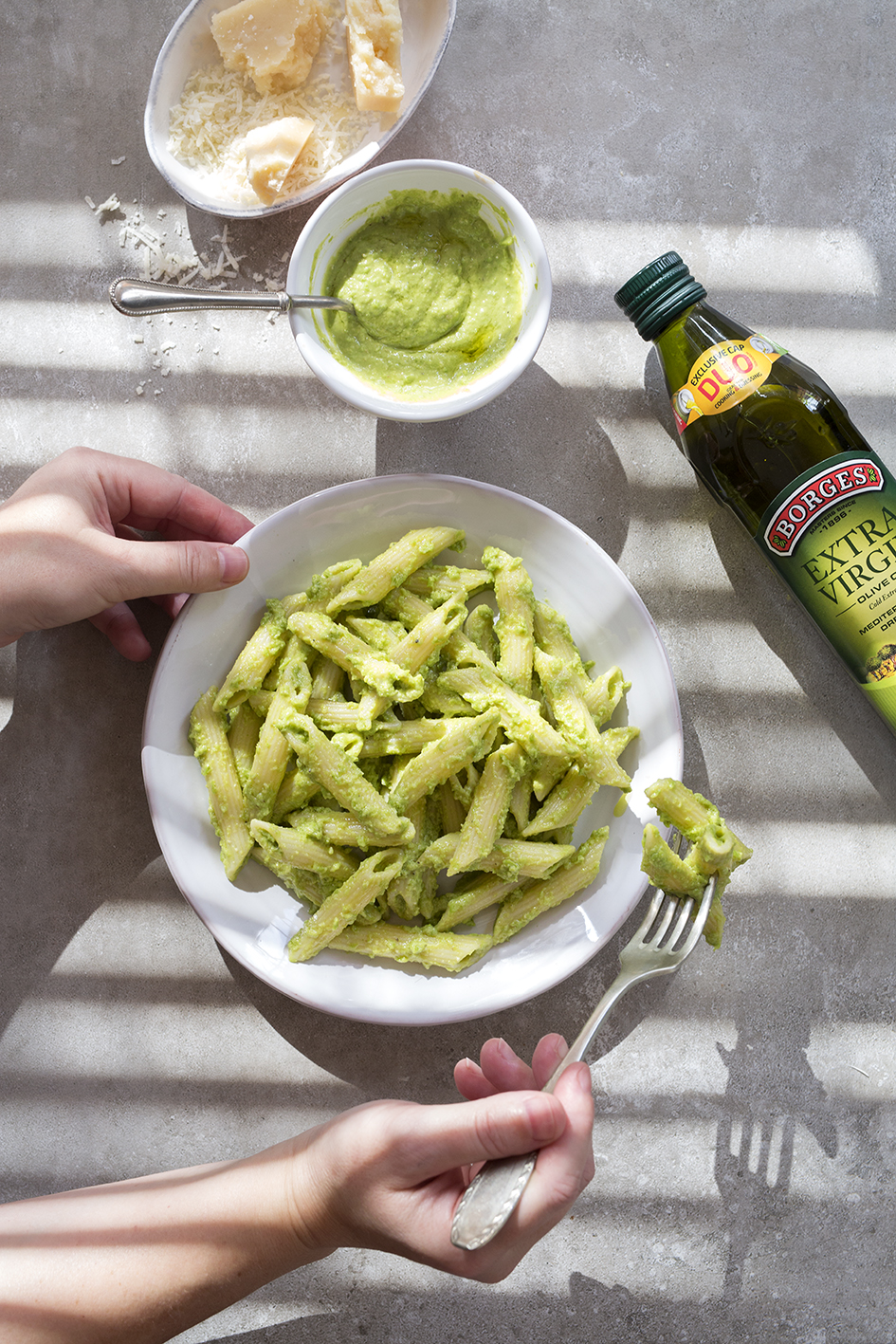 Pasta with walnut and pea pesto