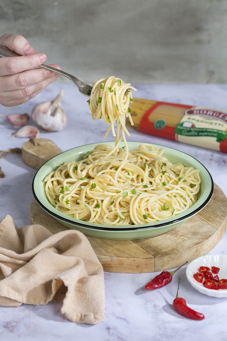 Spaghetti with garlic and olive oil