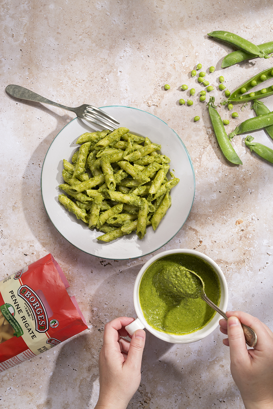 Pasta with green pea pesto